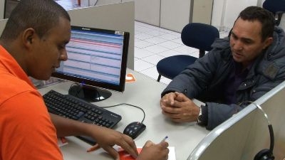 Aos 52 anos, o pedreiro Jorge Sinésio de Almeida compra as primeiras passagens aéreas: viajar é um dos sonhos da nova classe média brasileira.   (Mariana Ceratti /Banco Mundial)