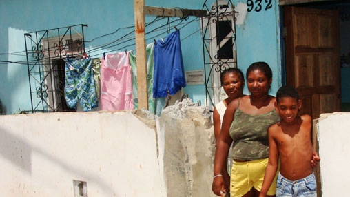 A dona de casa Georgia Santos (centro) e sua família em Salvador, Bahia. Foto: Banco Mundial/Mariana Ceratti