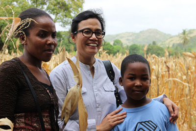 Sri Mulyani Indrawati with Rosa Mercius and her son Walker. Rosa and her husband are farmers and receive vouchers to purchase seeds, fertilizers and pesticide. Photo: Christelle Chapoy / World Bank