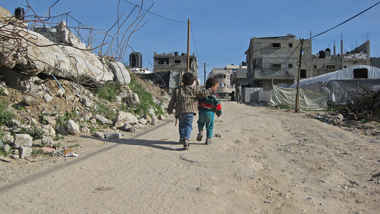 Children walk among destroyed homes in Gaza. © Natalia Cieslik / World Bank