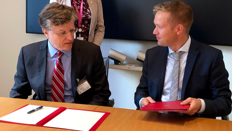 Marcello Estevao (WB) and State Secretary Aksel Jakobsen (Norway) sign an agreement on September 12, 2019