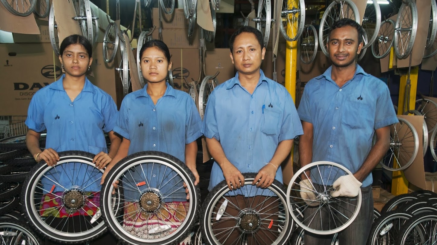 Made in bangladesh. Производители велосипедов в Бангладеш. Велосипеды на базаре. Bicycle Manufacturing. Race around the World jobs.