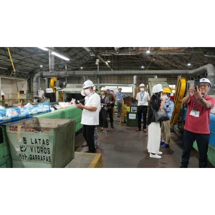 Participants leaning about waste sorting and recycling at Tusumi Plant_Yokohama