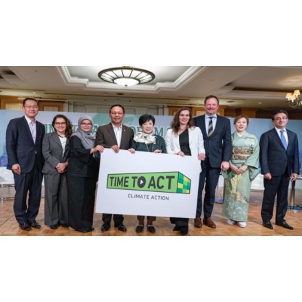Tokyo-Governor-Yuriko-Koike-and-Angelica-Nunez-Manager-of-the-World-Bank-in-a-group-photo