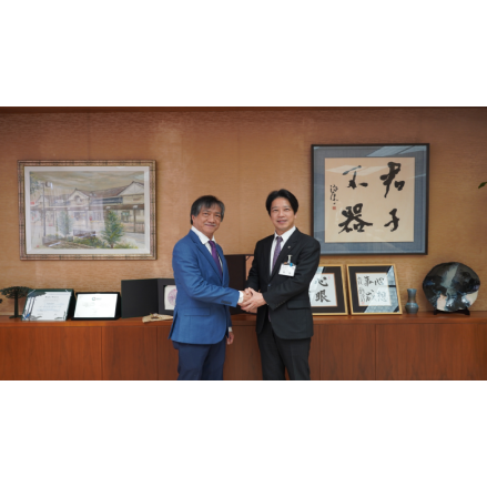 TDLC-Team-Lead-and-Yasuhiro-Okada-Mayor-of-Kakogawa-City-439x439px