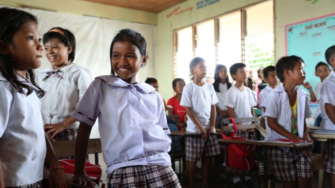 Students from the Bislig Elementary School welcome World Bank Group President Jim Yong Kim