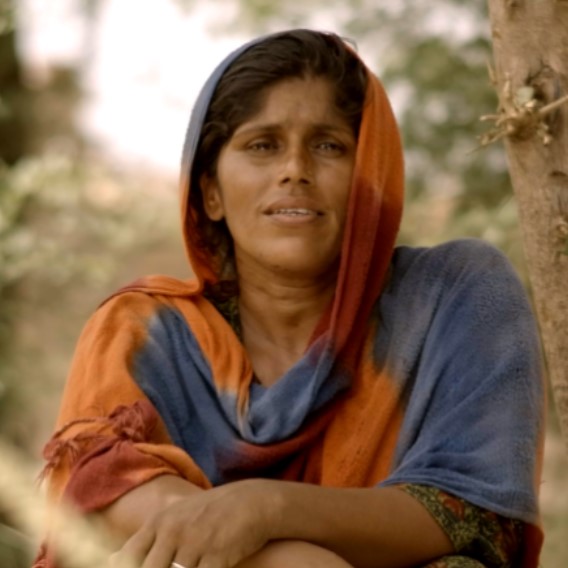 Women from Sindh sitting with dupatta slightly covering head