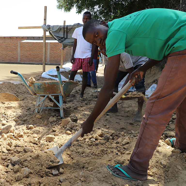 Chad: Young men cleaning up after the floods