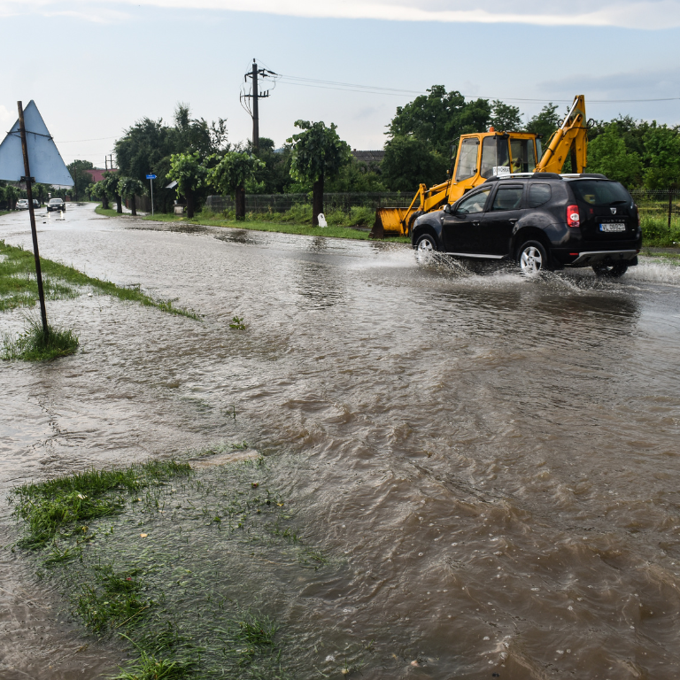 Romania-flooded-street