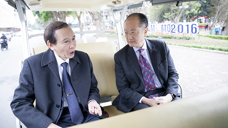 Chủ tịch WBG Jim Kim đi xe điện cùng chuyên gia về biến đổi khí hậu 