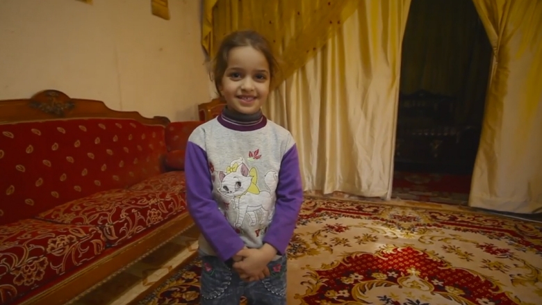 طفلة لبنانية عمرها 6 سنوات تقوم بجولة في منزلها