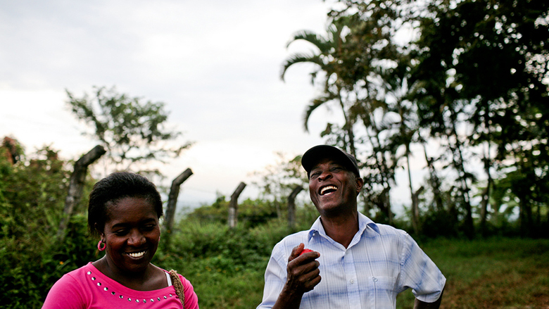 A pineapple farmer and an organizer from a producers' alliance in the village of San Nicolas near Santader, Valle de Cauca, Colombia. Photo: Charlotte Kesl/World Bank