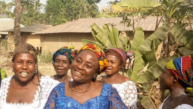 Members of a Fadama Production Group singing a praise song in the Inyi village, Oduma, Enugu State, Nigeria. © Olufunke Modupe Olufon/World Bank