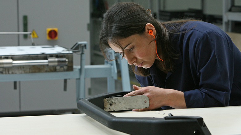 Building hospital gurneys at the Tautmann factory in Turkey. Photo: © Simone D. McCourtie / World Bank