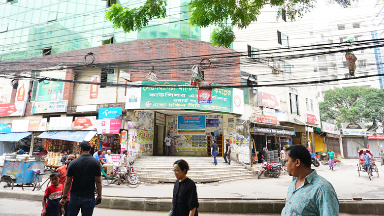 Street and buildings in Dhaka