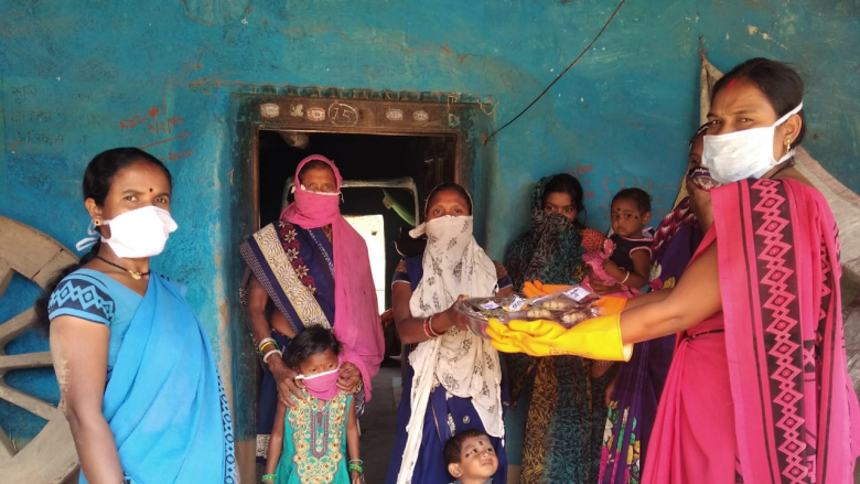 Anganwadi Worker Malti Janghel providing take home rations to a beneficiary. Birutola, Chhuikhadan, Rajnangoan District, Chhattisgarh, India. Photo by: Yogeshwari Deshlehra