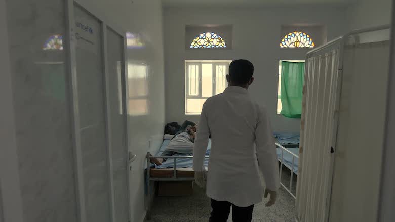 The World Bank Yemen Emergency Electricity Access Project is installing solar systems in hard-to-reach areas, in particular in schools and health facilities.
