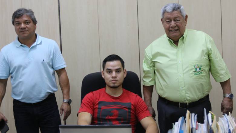 Ingeniero Ramon Roca, Director of the Water and Sanitation Projects Supervision Unit in the Municipal Government of Santa Cruz, with his staff.