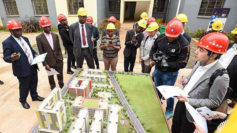 Government officials of Kenya presenting the Park Road Project in Nairobi to Japanese experts