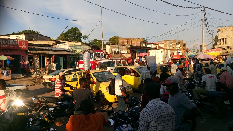 Traffic at transport station in Kinshasa (DRC), a city embarking on new urban management initiatives. 