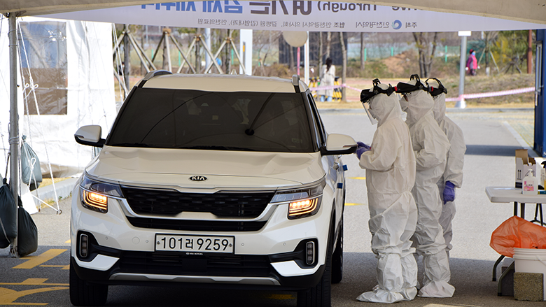 a drive-through screening clinic in South Kore to speed up Covid-19 virus screening and to block infections from other patients. Photo: © Rapture700/Shutterstock