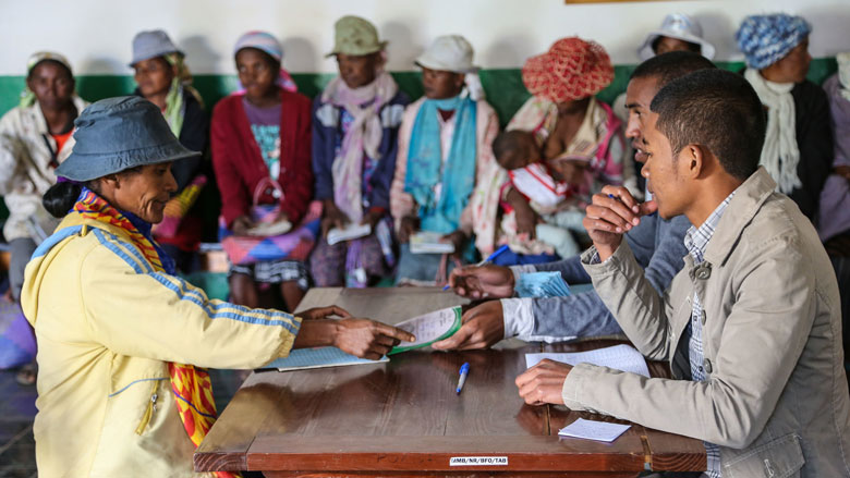 Cash transfer in Madagascar. Photo: © Mohammad Al-Arief/The World Bank