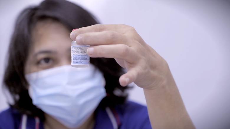 "باللقاحات يمكننا مواصلة السعي لتحقيق أحلامنا" | تسليم لقاحات كورونا إلى الفلبين