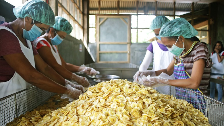 Trabalhadores em uma instalação de processamento de chips de banana nas Filipinas