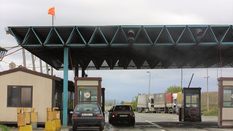 Cars crossing the boarder into FYR Macedonia