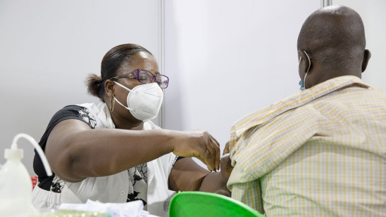 A man being vaccinated against COVID-19 at the vaccination center in Treichville, Abidjan, Côte d’Ivoire. © Erick Kaglan, World Bank. 