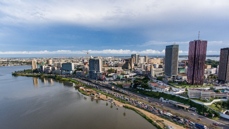 In Yopougon, the most populous district of Abidjan, Côte d’Ivoire, anti-COVID-19 vaccine rumors spread quickly and slowed the response to the virus. © World Bank. 