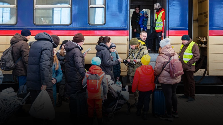 Image Ukrainian refugees on Lviv railway station, Photo: Ruslan Lytvyn/ Shutterstock