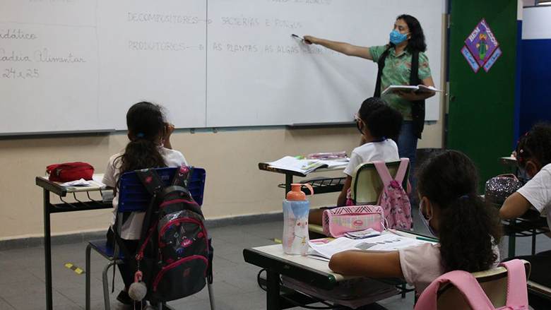 Alunos de máscara em uma sala de aula no Brasil. Foto: Rovena Rosa/ABr. 