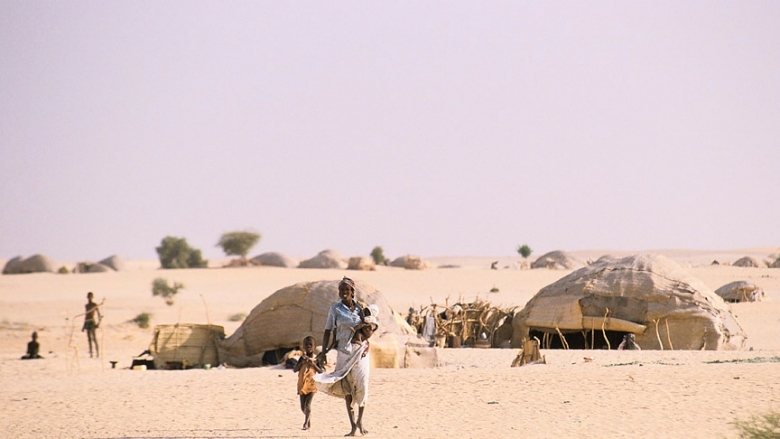 Women and children in an arid landscape in Mali