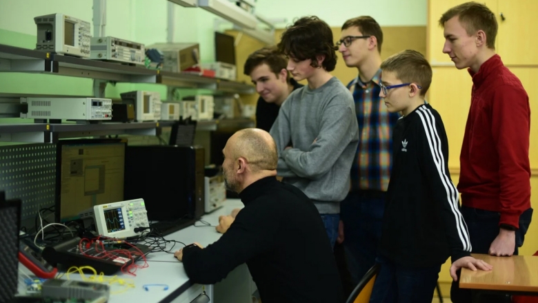 Students at a plastics manufacturing company