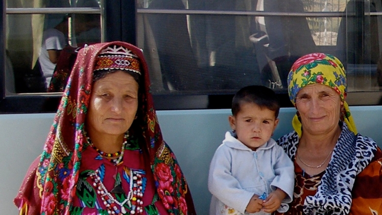 Tajik women and a child by bus. Photo: Agi Kiss, The World Bank