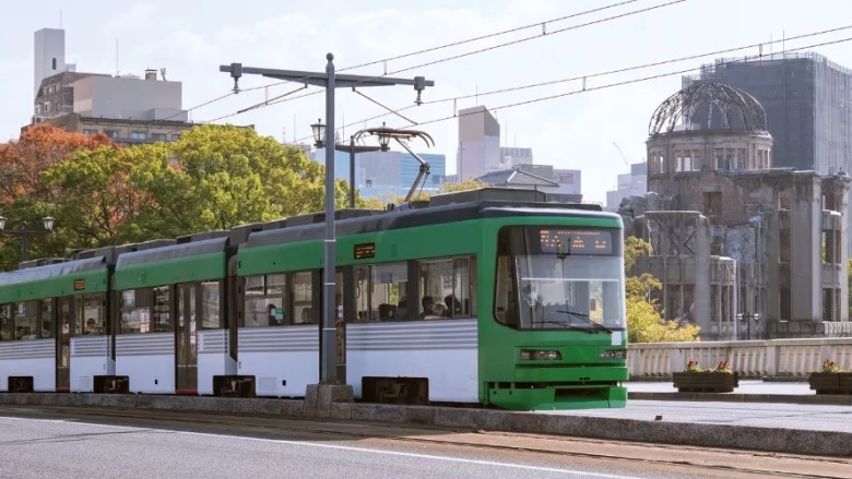 blog-hiroshima_genbaku dome and train