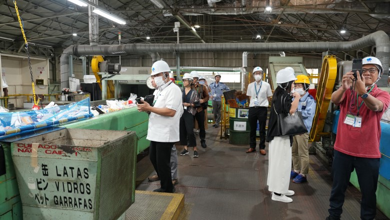 Participants leaning about waste sorting and recycling at Tusumi Plant_Yokohama