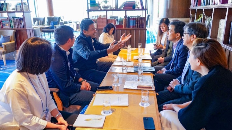 The World Bank staff with Governor Sittipunt in Yokohama City