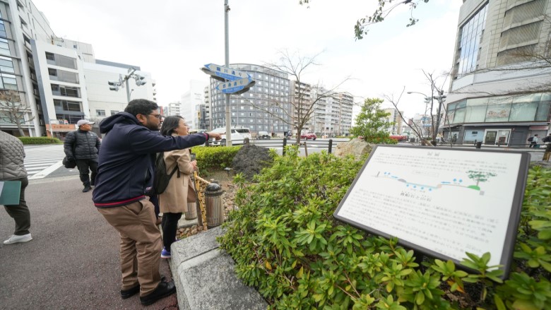 Participants touring the rain garden at the Shijo Horikawa intersection