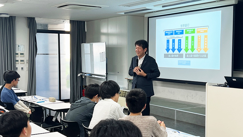 世界銀行が灘中学校・高等学校でキャリア講演