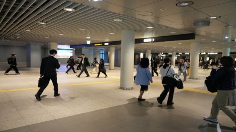 Courtesy-visit-to-Sapporo-people-walking-780x439px